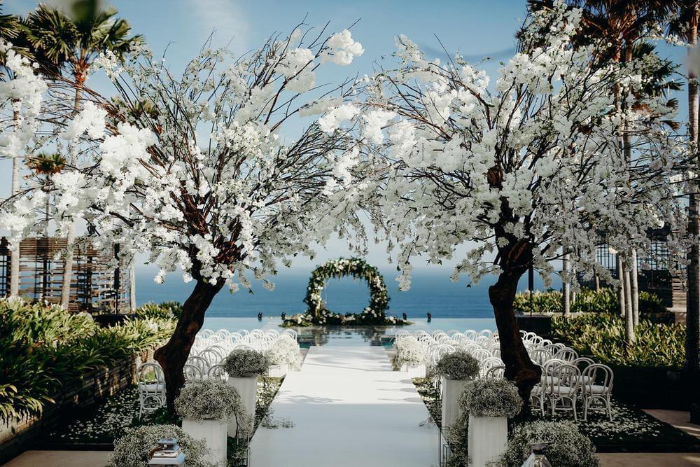 https://luxuryweddingsindonesia.com/images/venues/alila/alila-uluwatu-05.jpg?utm_source=chatgpt.com